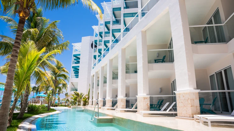 King Paradise Swim-Up Suite 